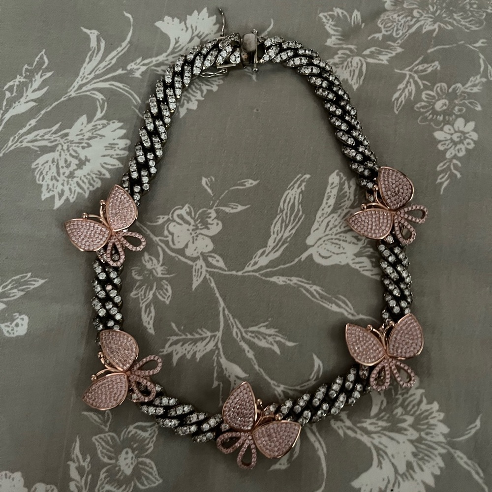 Butterfly Cuban link, 16 inches from the neck, not heavy and only worn once.